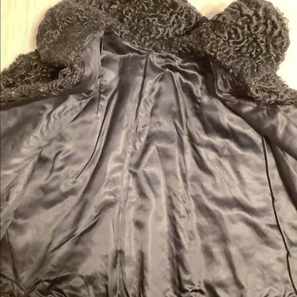 Cape, black lamb’s wool - Picture 2 of 5